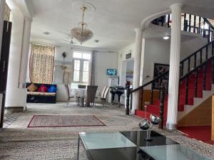 un salon avec un escalier et une table dans l'établissement Serene Villa with Beautiful View of Glaciers, à Srinagar
