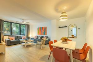 a living room with a couch and a table at Charming 2 Bedroom Apartment by Torre Del Oro By Oui Sevilla in Seville