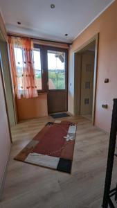 um quarto vazio com um tapete num piso de madeira em Casa de vis Miriam 