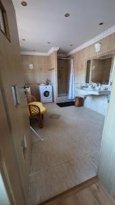 a large room with a bathroom with a washing machine at Casa de vis Miriam 