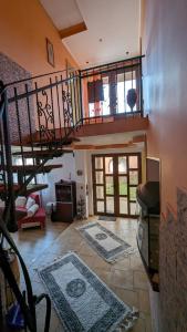 uma sala de estar com uma escada em espiral numa casa em Casa de vis Miriam 
