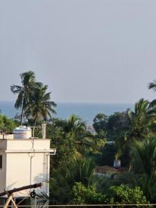 vista sull'oceano da un edificio di La Dreamy Residency a Pondicherry