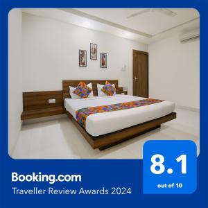 1 dormitorio con 1 cama en una habitación en FabExpress Comfort Stay I en Bhopal
