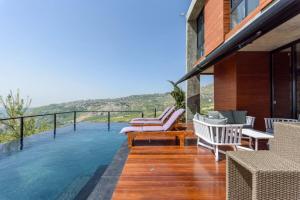 uma casa com uma piscina numa varanda em Luxury Stay at Bakish Peaks Villa with pool 