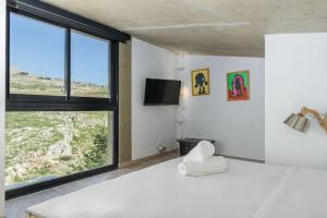 1 dormitorio con cama y ventana grande en Luxury Stay at Bakish Peaks Villa with pool, 