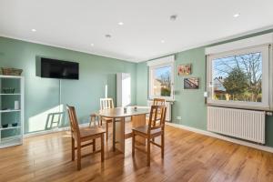 uma sala de jantar com mesa e cadeiras em Sali Apartment mit Rheinischer Gemütlichkeit und Blick ins Grüne für 4 Personen em Kleve