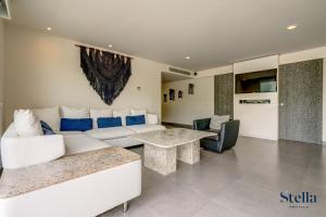 ein Wohnzimmer mit einer weißen Couch und einem Tisch in der Unterkunft Golfers' Paradise at Nick Price Residences! in Playa del Carmen + 38 Fotos
