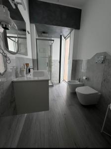 a large bathroom with a sink and a toilet at Giufra in Bari