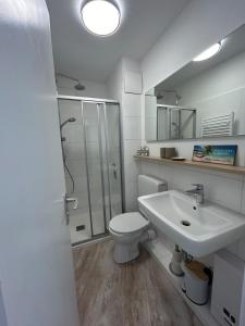 een witte badkamer met een toilet en een wastafel bij Lord Nelson Nr 305 in Cuxhaven