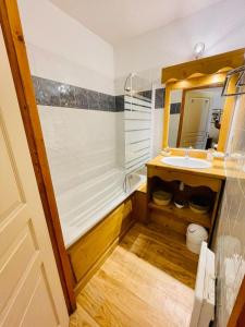 a bathroom with a tub and a sink at Les Orres 1800 - 6 places Plein Sud avec Piscine in Les Orres