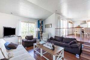 a living room with a couch and a table at Ker Helly - Belle Maison avec Terrasse à Fréhel in Frehel