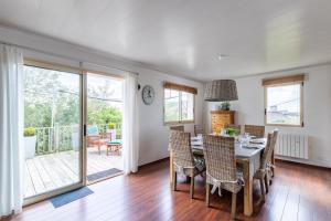 a dining room with a table and chairs at Ker Helly - Belle Maison avec Terrasse à Fréhel in Frehel