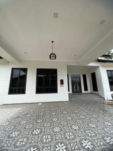 an empty room with a tile floor in a building at Homestay Singgah Tamu Al Amin in Bukit Payong