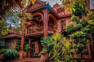 una casa grande con plantas delante en Model Temple Villa, en Siem Reap