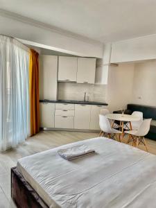 um quarto com uma cama, uma mesa e cadeiras em Solid Residence Sea View em Mamaia
