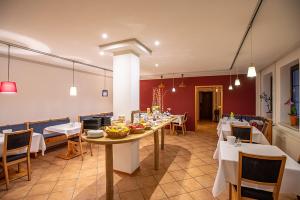 una sala da pranzo con tavolo e cibo di Pension "Zur Lohgerberei" a Bad Langensalza