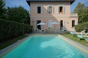 uma casa com piscina em frente a uma casa em Villa Lilli con piscina riscaldata em Montecatini Terme