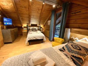 מיטה או מיטות בחדר ב-LE LOUP Chalet en bois