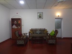 a living room with two chairs and a couch at Green Valley Home stay in Talpe