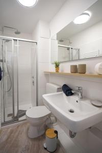 een badkamer met een toilet, een wastafel en een douche bij Lord Nelson Nr 305 in Cuxhaven