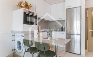 cocina blanca con encimera y lavavajillas en Cimadevilla, en Oviedo