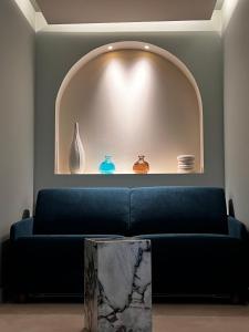 - un salon avec un canapé bleu et un miroir dans l'établissement Villa Chiesa, au Grau-du-Roi