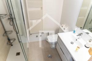 Un baño con ducha, lavabo e inodoro. en Cimadevilla, en Oviedo