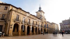 un gran edificio con una torre de reloj en una calle en Cimadevilla, en Oviedo 26 fotos más
