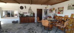 a room with a table and chairs in it at Bed & Breakfast Casa Ceratonia in Alora