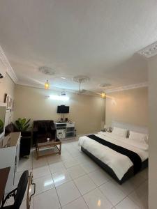um quarto com uma cama grande e uma sala de estar em شاليهات هدوء الشاطئ لبيوت العطلات em Ar Rukūbah