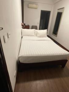 a pair of beds in a small room at A25 Hotel - Đội Cấn 1 in Hanoi