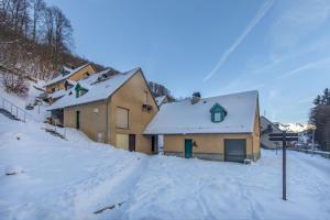 dom ze śniegiem na ziemi obok ulicy w obiekcie Le Bastan - Appt pour 4 avec Jardin w mieście Barèges