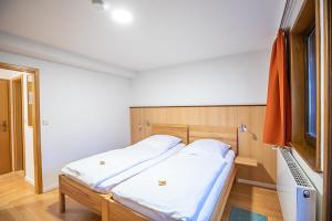 バート・ランゲンザルツァにあるPension "Zur Lohgerberei"のベッドルーム1室(ベッド2台、窓付)
