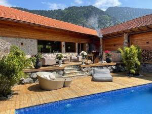 ein Resort mit einem Pool vor einem Gebäude in der Unterkunft Exklusive Alpen Lounge Bayrischzell in Bayrischzell