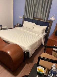 1 dormitorio con 1 cama, 1 mesa y 1 silla en A25 Hotel - Đội Cấn 1, en Hanói