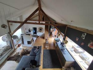 einen Blick über ein Wohnzimmer mit Sofas in der Unterkunft Exklusive Alpen Lounge Bayrischzell in Bayrischzell