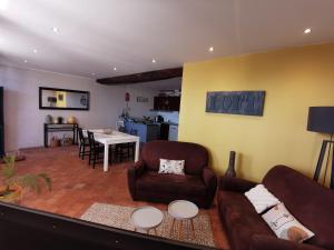 una sala de estar con un sofá y una mesa en Appart La Gabare - face Loire Quai du Châtelet, en Orléans