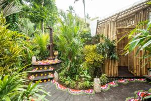 einen Garten mit einem Tisch und einigen Pflanzen in der Unterkunft Magical Bamboo House with Breathtaking view in Selat