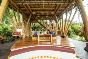 eine Außenterrasse mit Stühlen und einem Tisch in der Unterkunft Magical Bamboo House with Breathtaking view in Selat