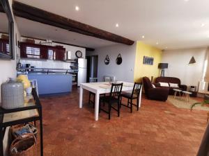 Una cocina y una sala de estar con mesa y sillas. en Appart La Gabare - face Loire Quai du Châtelet, en Orléans