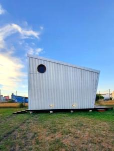 een wit gebouw met een gat in de zijkant bij AMARRA Camet Norte in Camet Norte +6 foto's