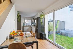 eine Küche und ein Esszimmer mit einem Tisch und Stühlen in der Unterkunft Large modern new house in Bagnolet - Welkeys in Bagnolet