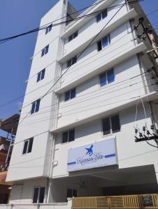 um edifício branco com um cartaz em Kanmani Elite- A Perfect Home em Tiruchchirappalli