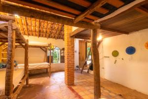 Hospedaria Quintal Dos Sonhos في فالي دو كاباو: غرفة نوم مع سرير بطابقين في منزل