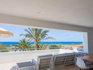 ein Esszimmer mit Blick auf das Meer in der Unterkunft Spectacular Son Bou Villa 3 Bedrooms Villa Carosant Panoramic Sea Views in Son Bou