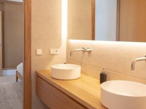 ein Badezimmer mit zwei Waschbecken und einem Spiegel in der Unterkunft Spectacular Son Bou Villa 3 Bedrooms Villa Carosant Panoramic Sea Views in Son Bou + 23 Fotos