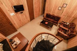 Vivera Highlands في كوديكانال: إطلالة علوية على غرفة معيشة مع أريكة وتلفزيون