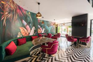 アンタルヤにあるBasel Hotelの緑のソファと赤い椅子が備わる客室です。