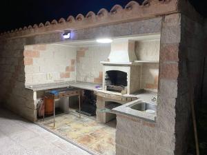 una cocina remodelada con chimenea y fregadero en La casa de ensueño, en Yeles