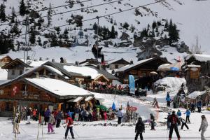 eine Gruppe von Personen, die vor einer Ski-Lodge Ski fahren in der Unterkunft Alexandra - Appartement 4 pers - Chatel Reservation in Châtel